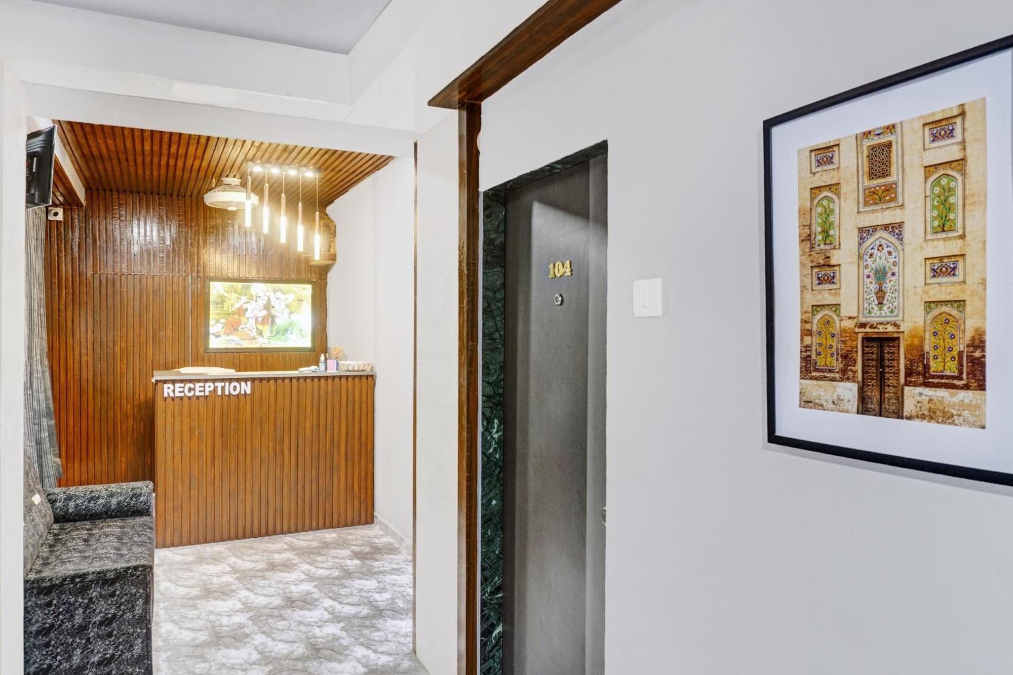 Oyo Flagship Hotel Royal Inn Surat Exterior photo