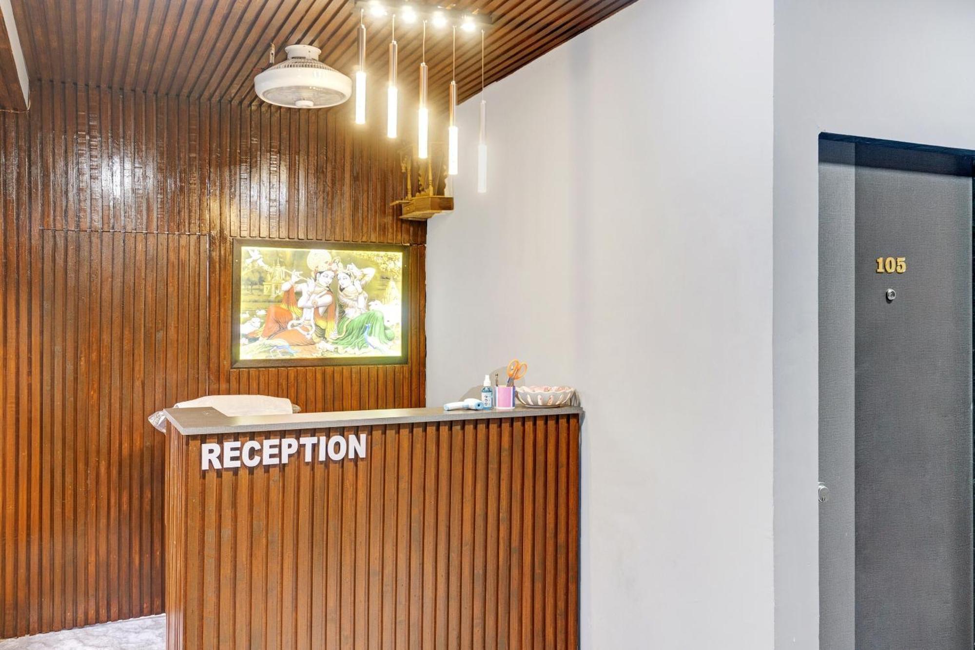 Oyo Flagship Hotel Royal Inn Surat Exterior photo