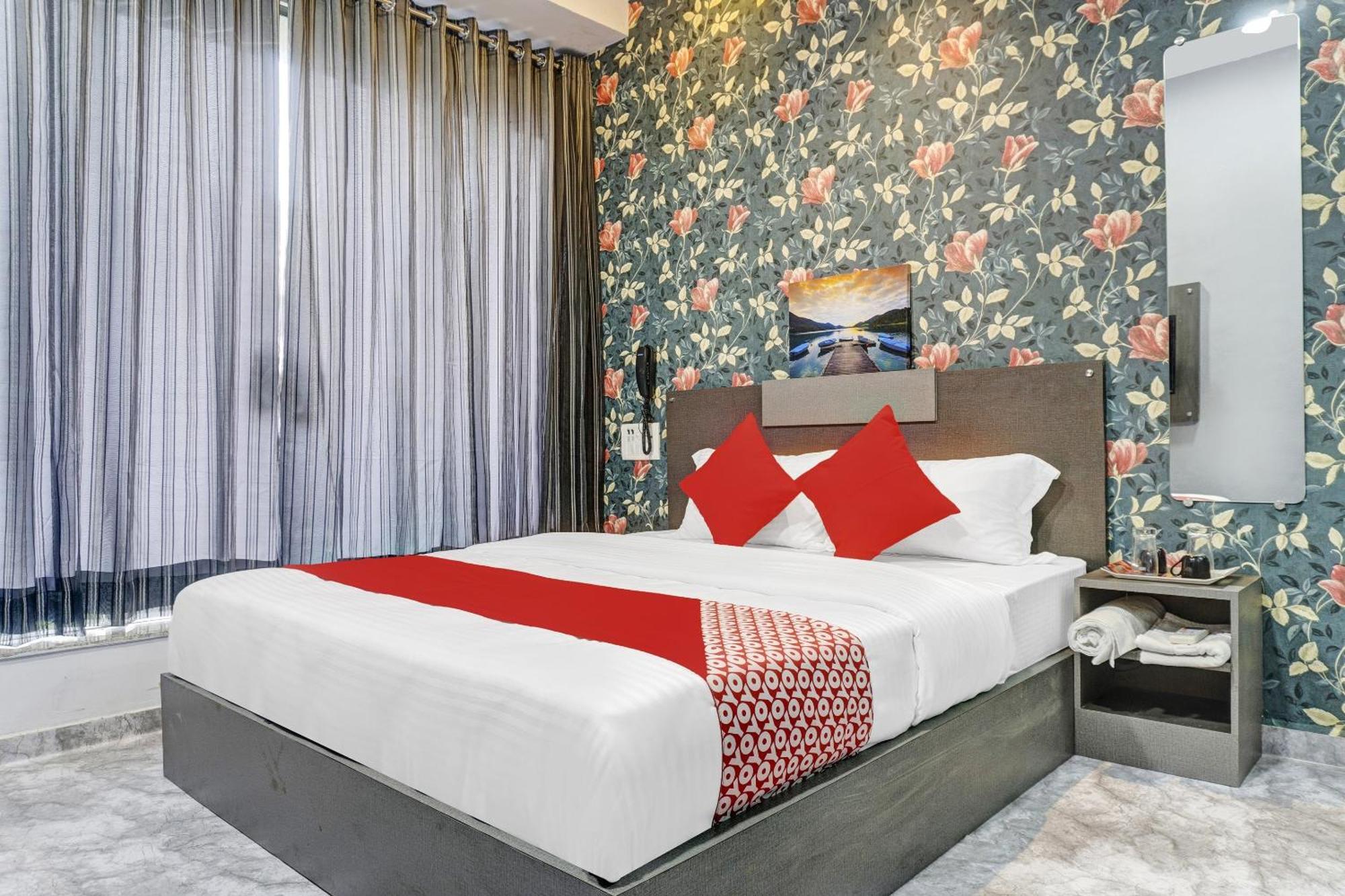 Oyo Flagship Hotel Royal Inn Surat Exterior photo