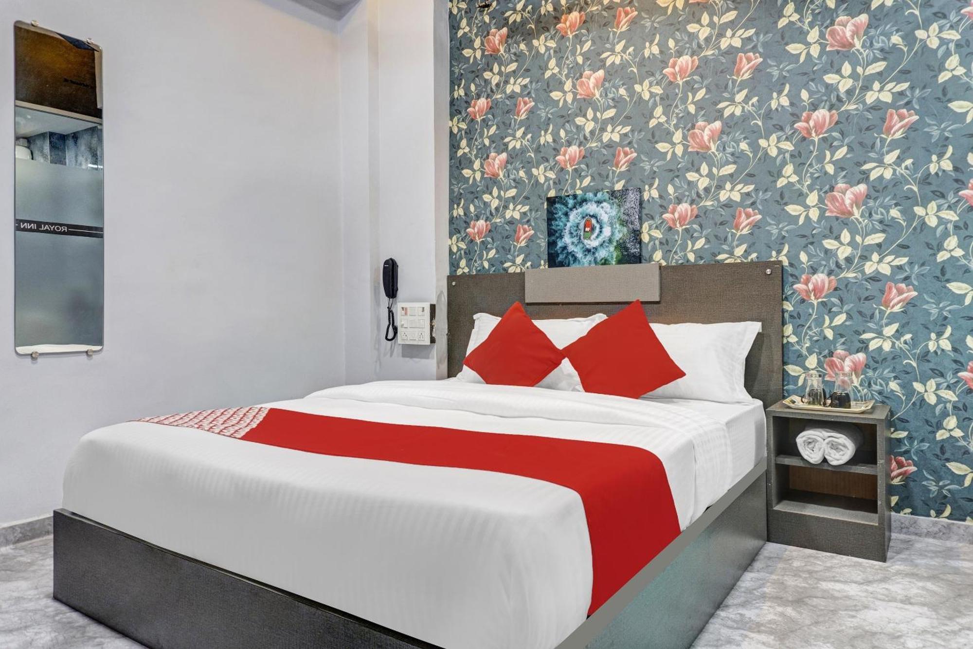Oyo Flagship Hotel Royal Inn Surat Exterior photo