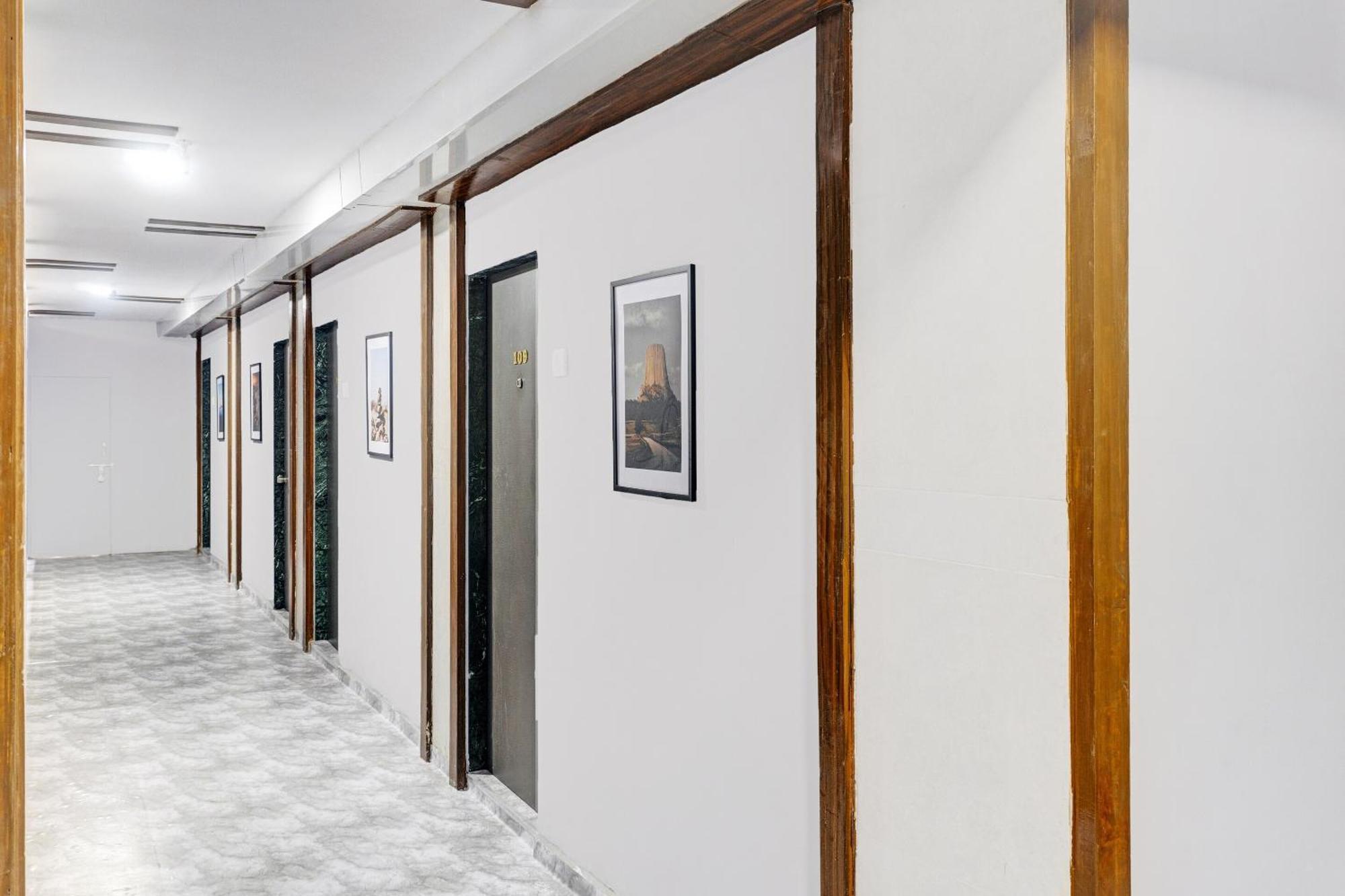 Oyo Flagship Hotel Royal Inn Surat Exterior photo